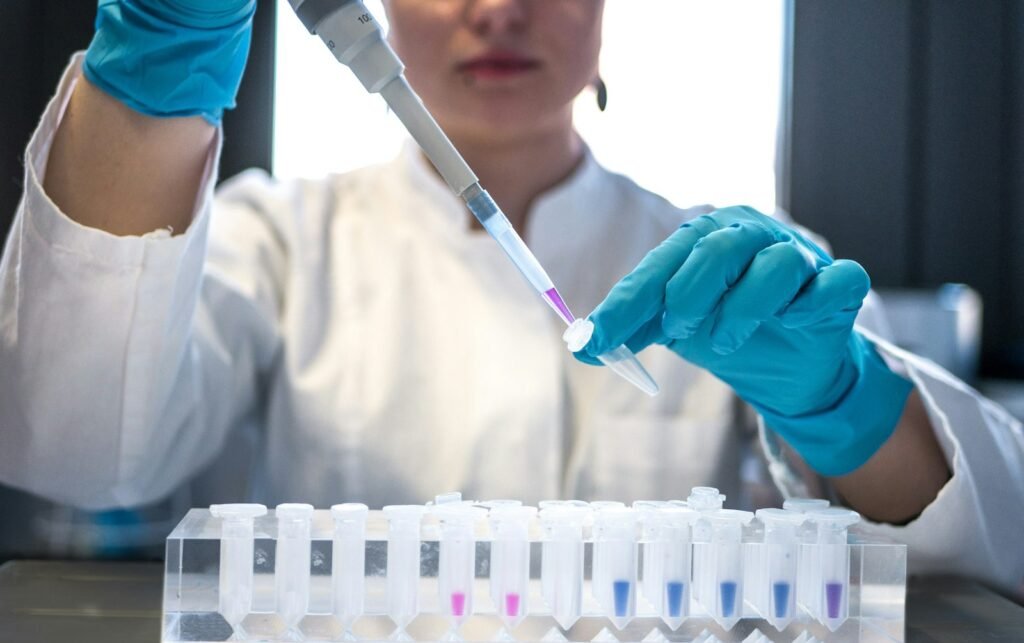 Analista de laboratório pipetando amostras