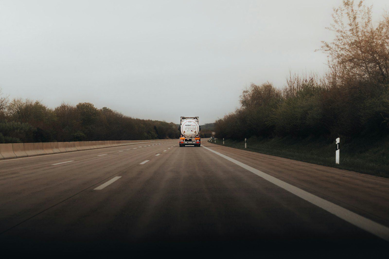 Caminhão em rodovia, logística de distribuição